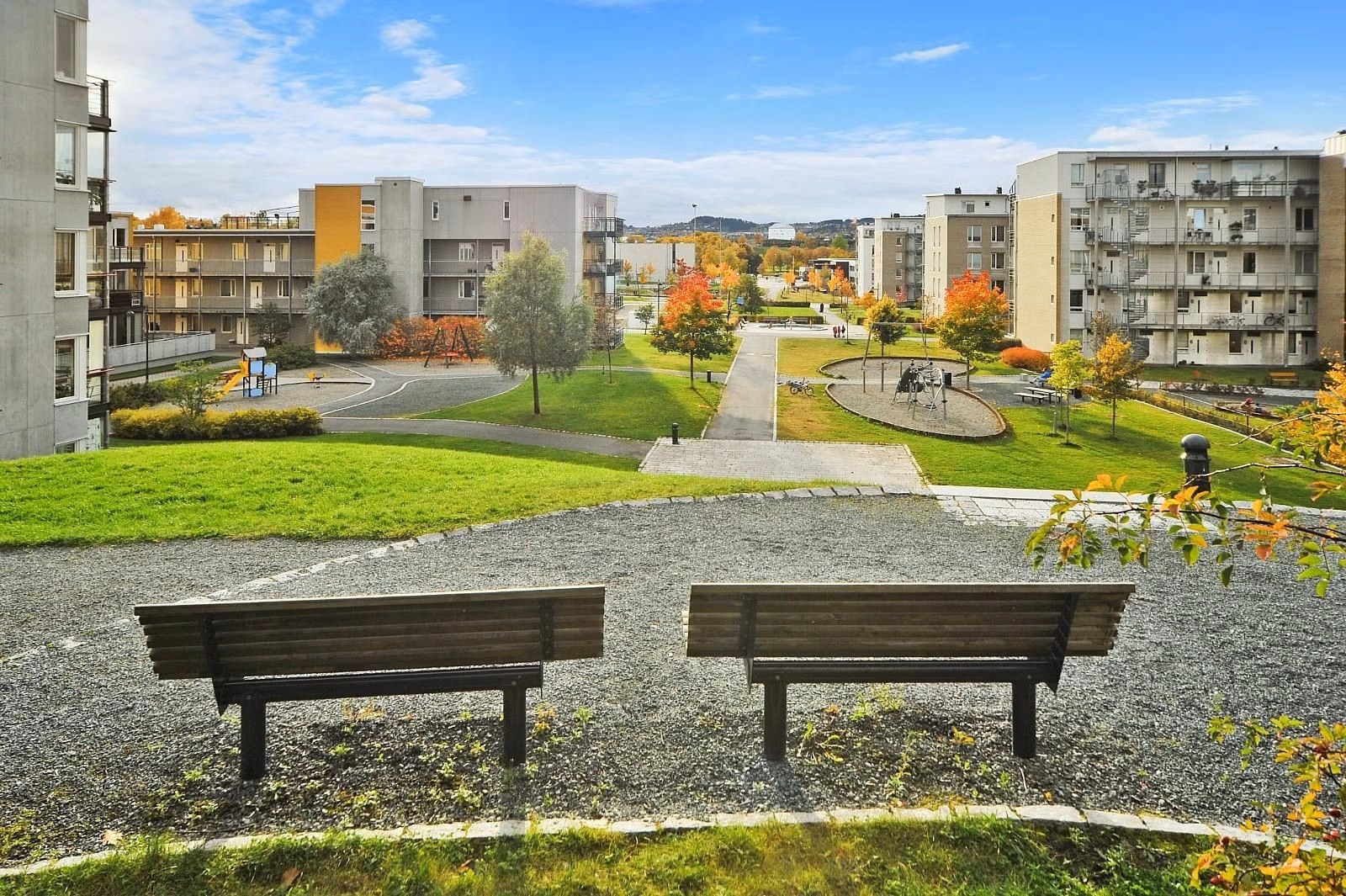 Flotte opparbeidede fellesareal med grøntareal, sittegrupper og internveier.