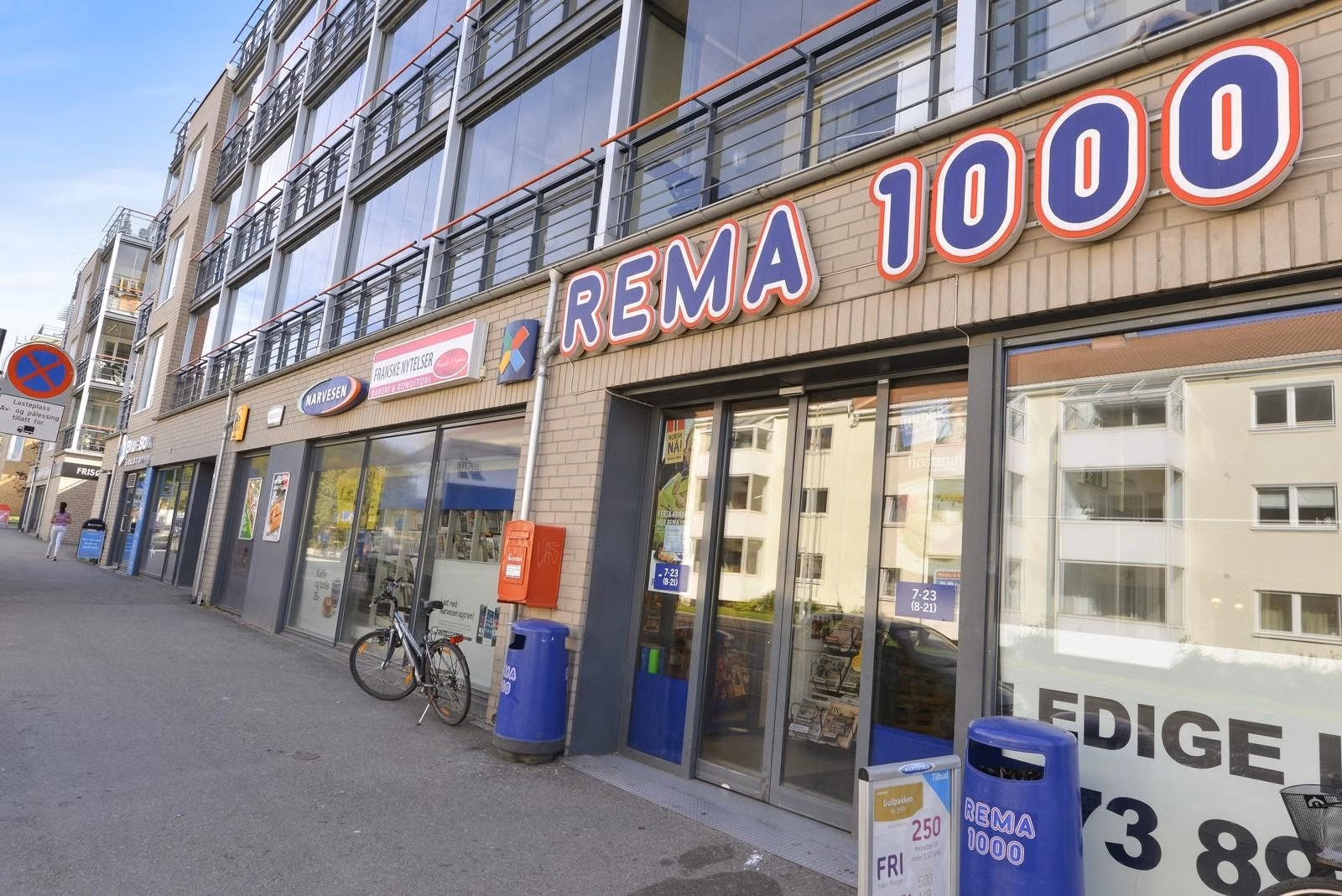 Søndagsåpen dagligvarebutikk rett ved leiligheten.