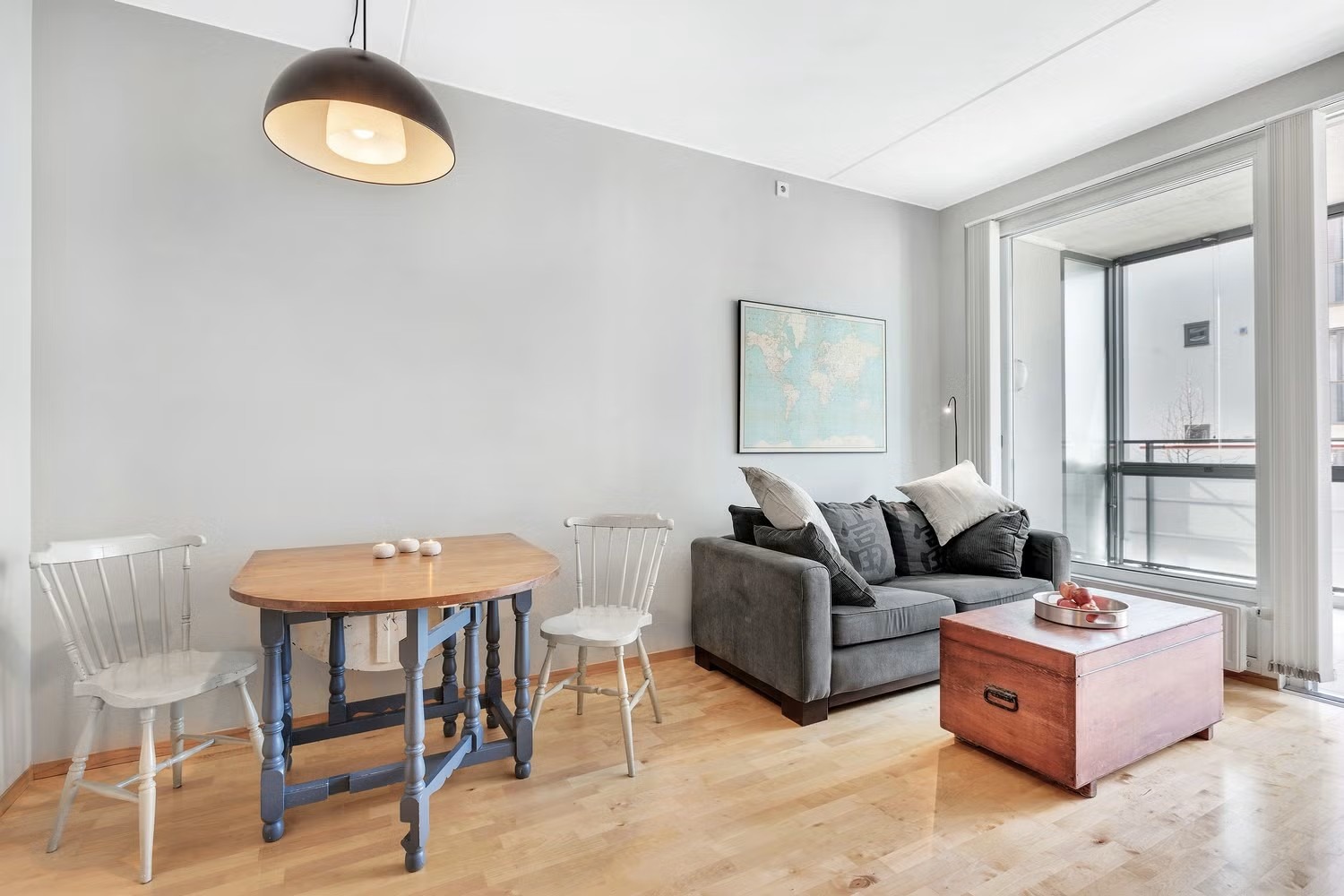Lys og trivelig stue med plass til både sofa og spisebord.