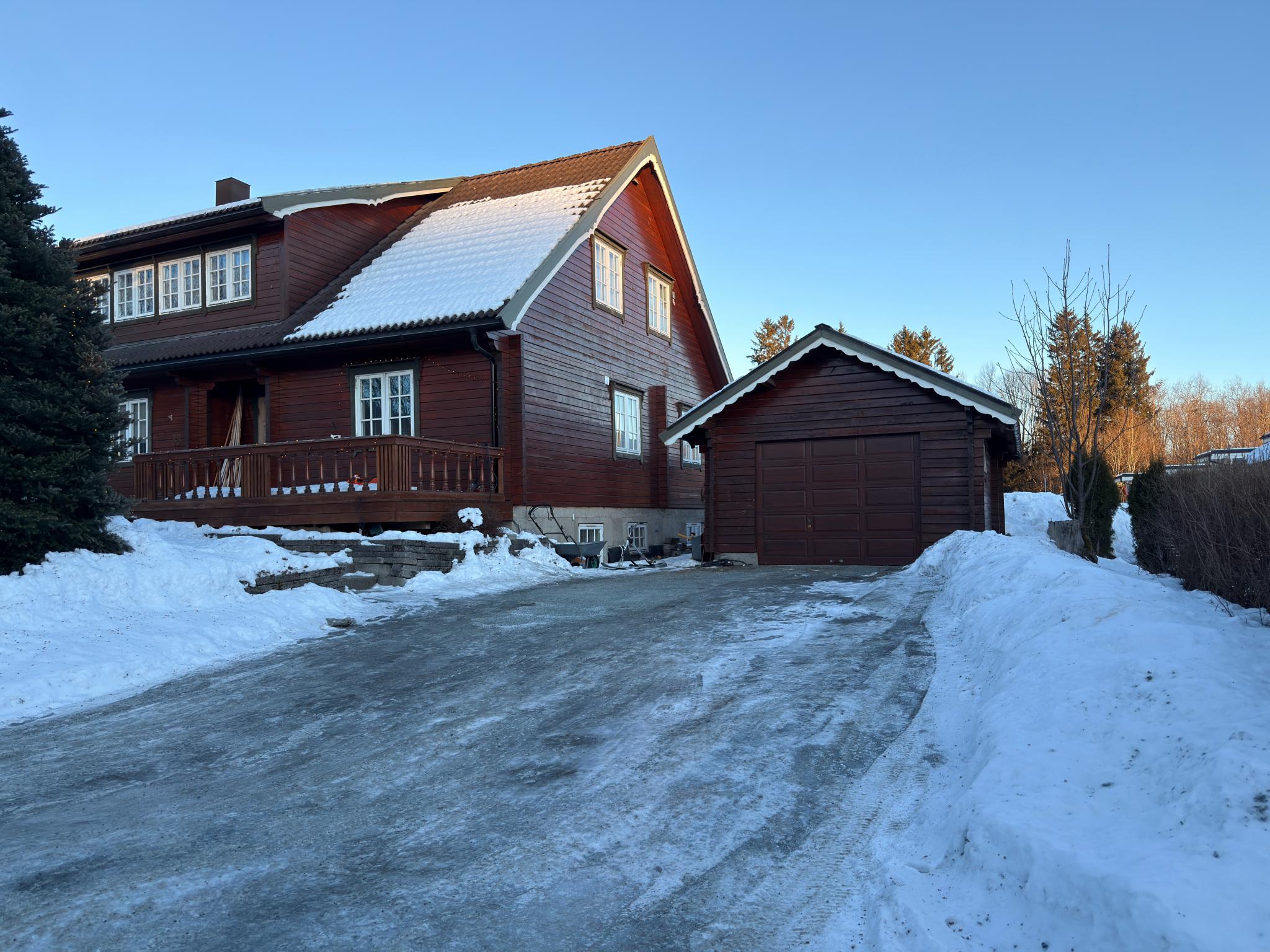 Garasje med innkjørsel. Parkeringsplass til inntil 4 biler