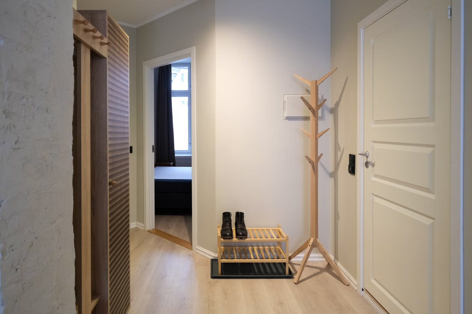 Gangen er innredet med garderobe, skostativ og stumtjener.