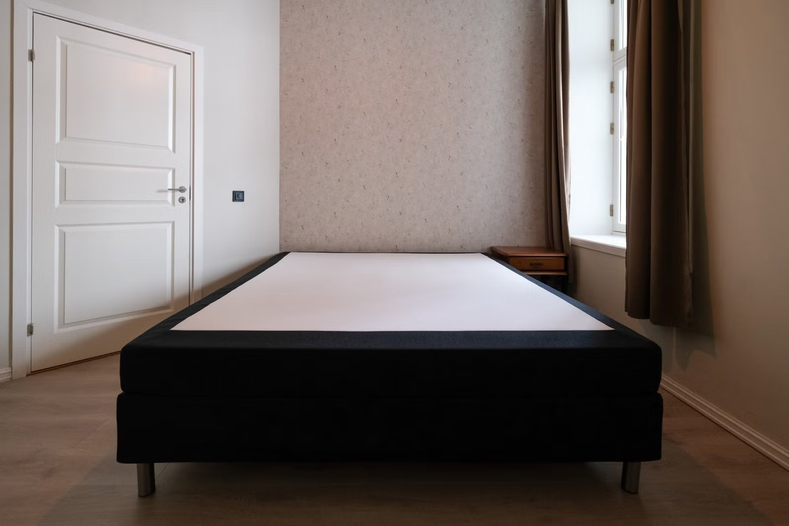 Hovedsoverommet har 180-seng, mørkleggingsgardiner, nattbord og stort klesskap.