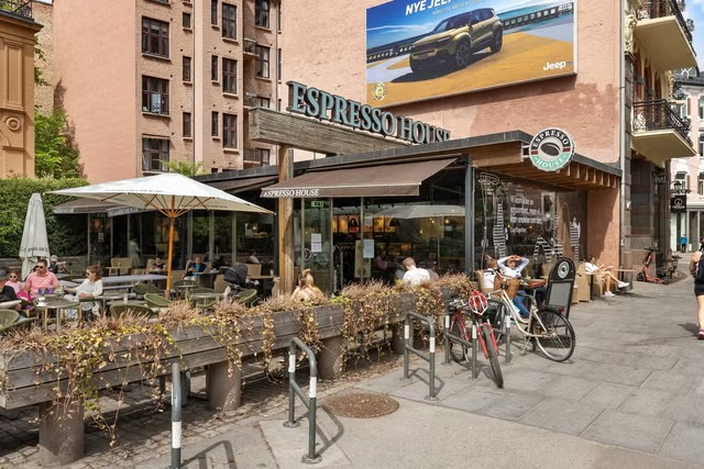 Espresso House og Kaffebrenneriet ligger rett utenfor døren. Det samme gjør de populære restaurantene Lorry og Park 29 med hyggelig uteservering på sommerstid.