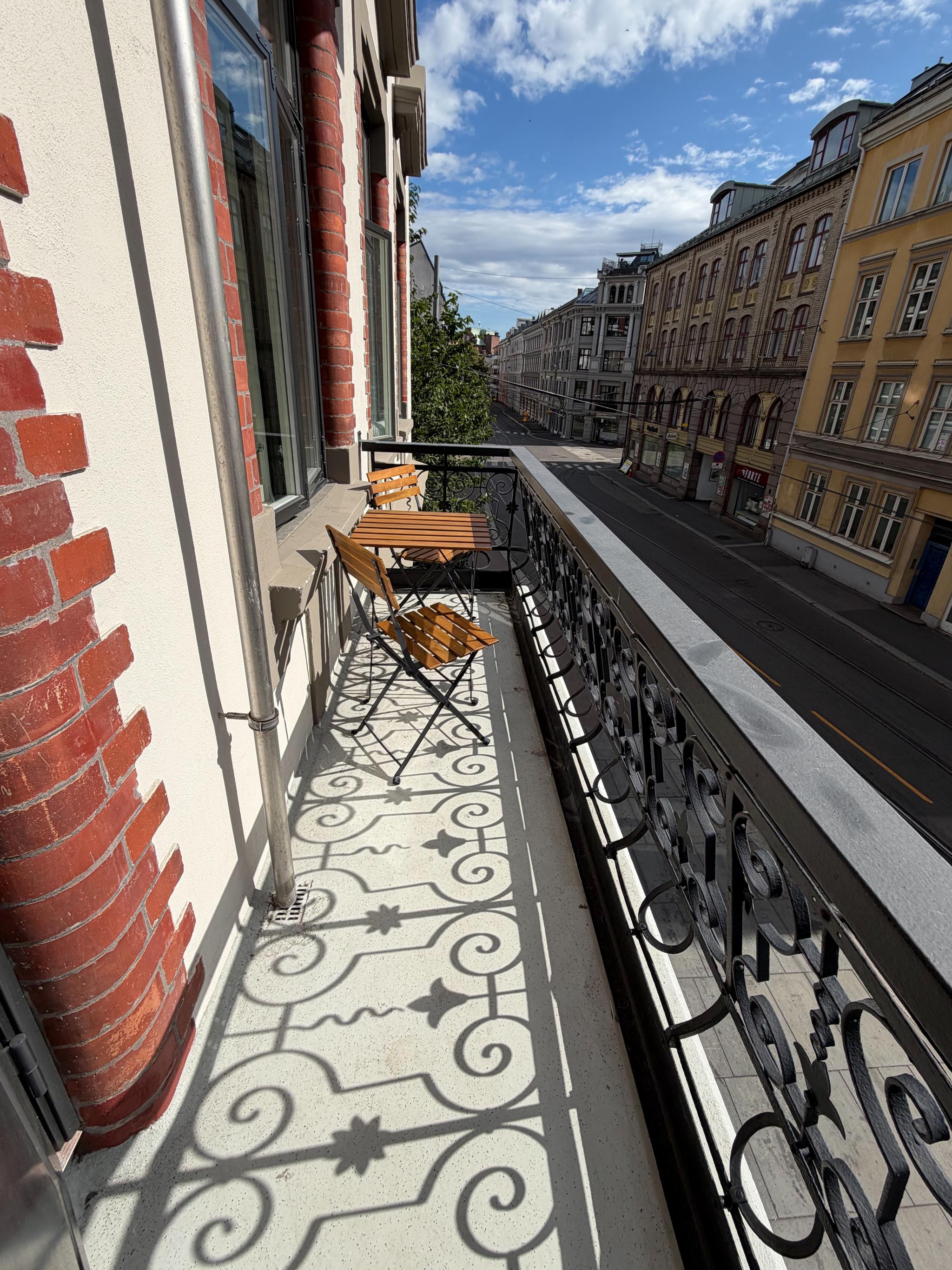 Nytt bistrosett på balkongen - perfekt til morgenkaffen!
