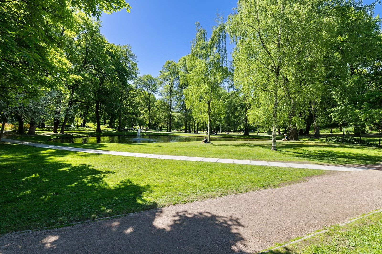 Slottsparken og flere vakre grøntområder/parker ligger i kort avstand fra leiligheten.