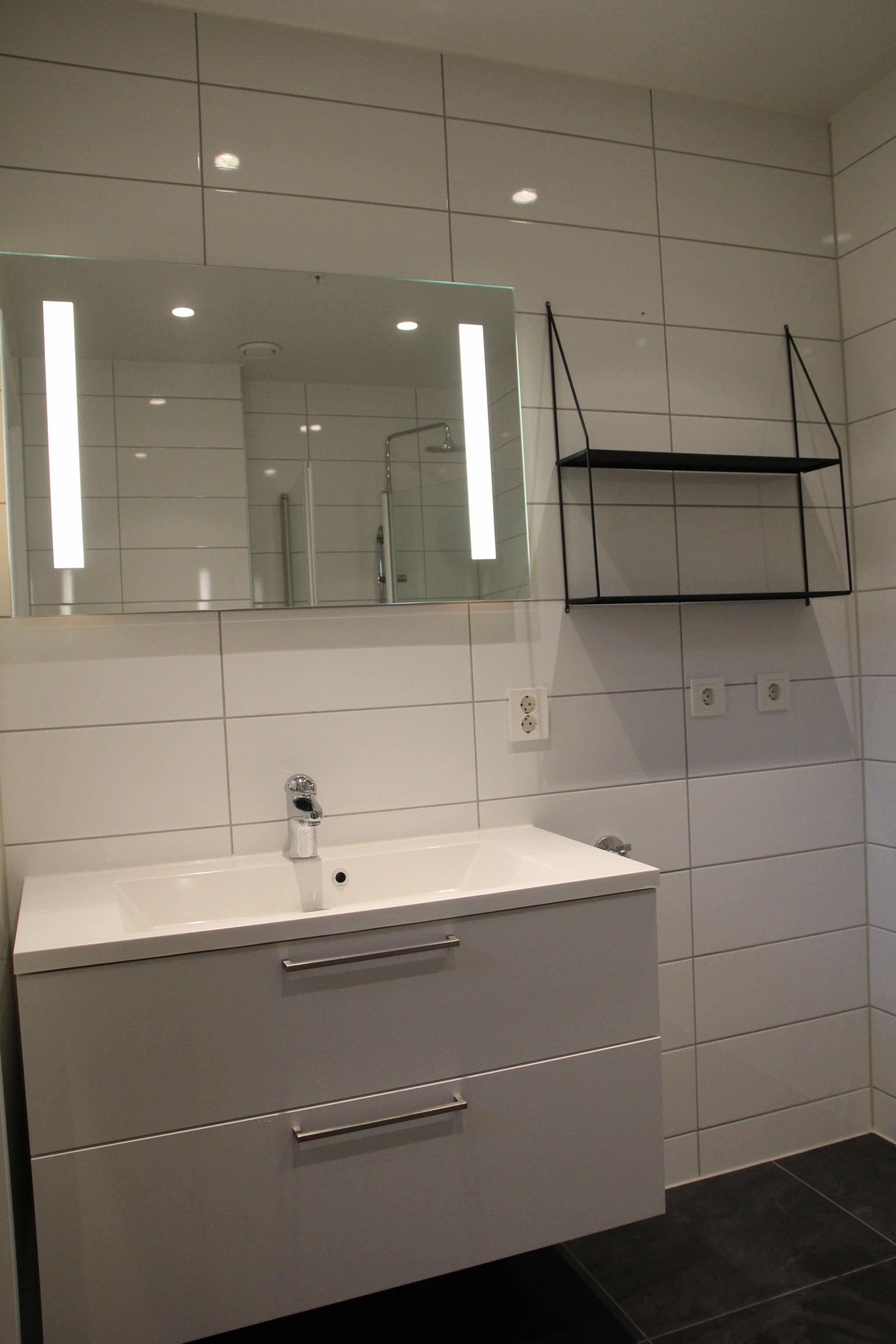 bad med vask og opplegg for vaskemaskin.