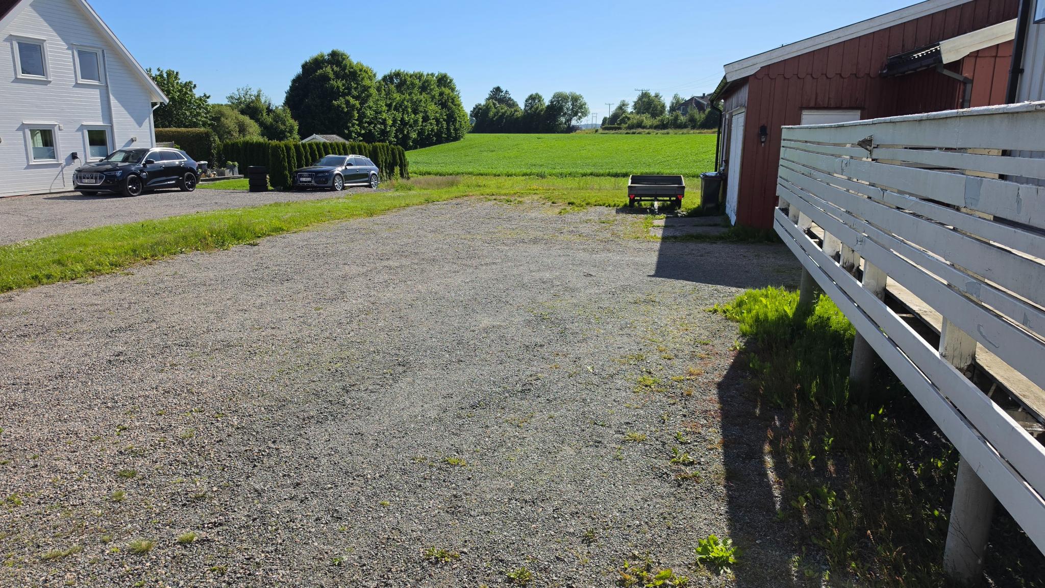 Stor parkeringsplass med plass til mange gjester