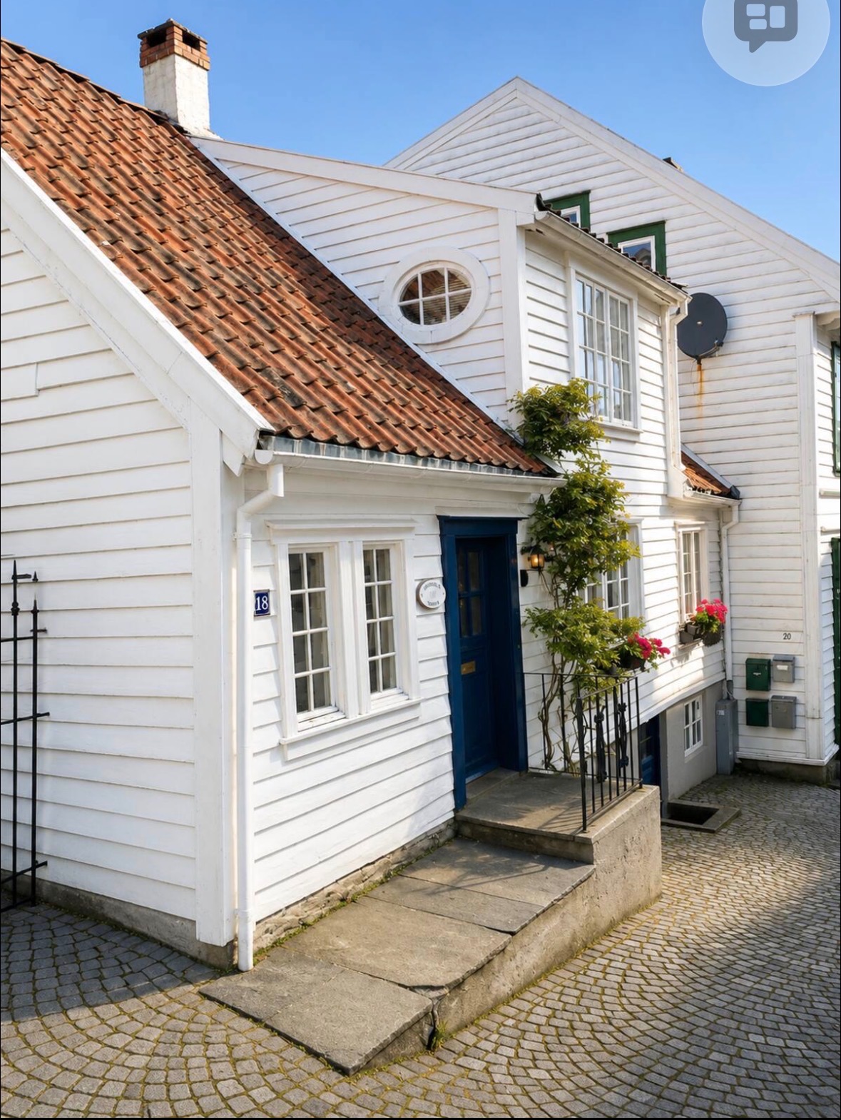 Sjarmerende og frittstående enebolig fra 1797, plassert i et rolig og historisk smug midt i Stavanger sentrum.
