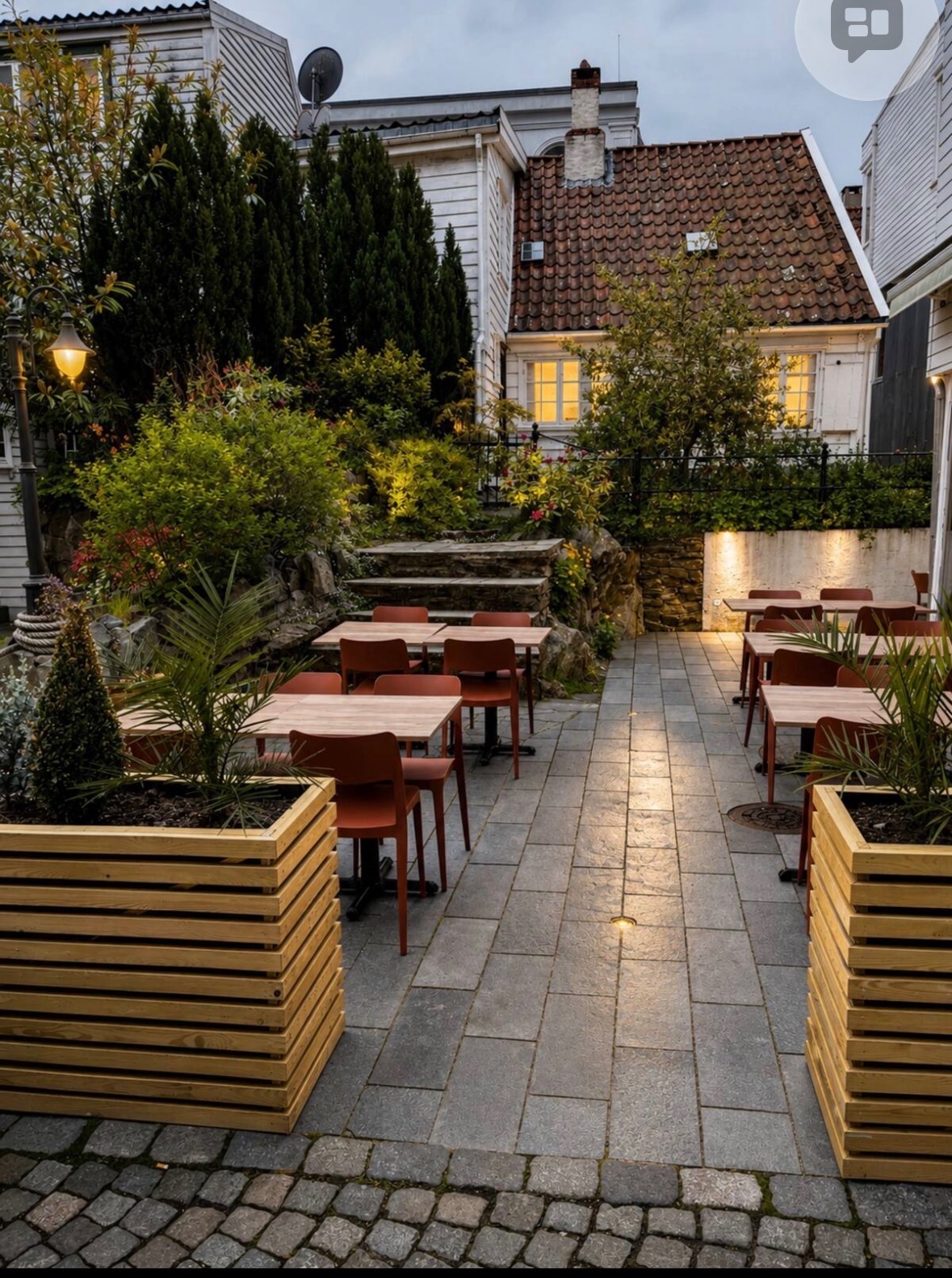 Stemningsfullt restaurantområde bokstavelig talt nederst i hagen, som underbygger den unike, sentrale beliggenheten. En privat hageport gir deg direkte adkomst fra din egen skjermede hage og rett inn i den hyggelige uteserveringen til anerkjente Meksiko restaurant. Fra hagen ser du også baksiden av din historiske bolig. Alt du trenger er bare noen få skritt unna, for en perfekt urban livsstil med sjel.