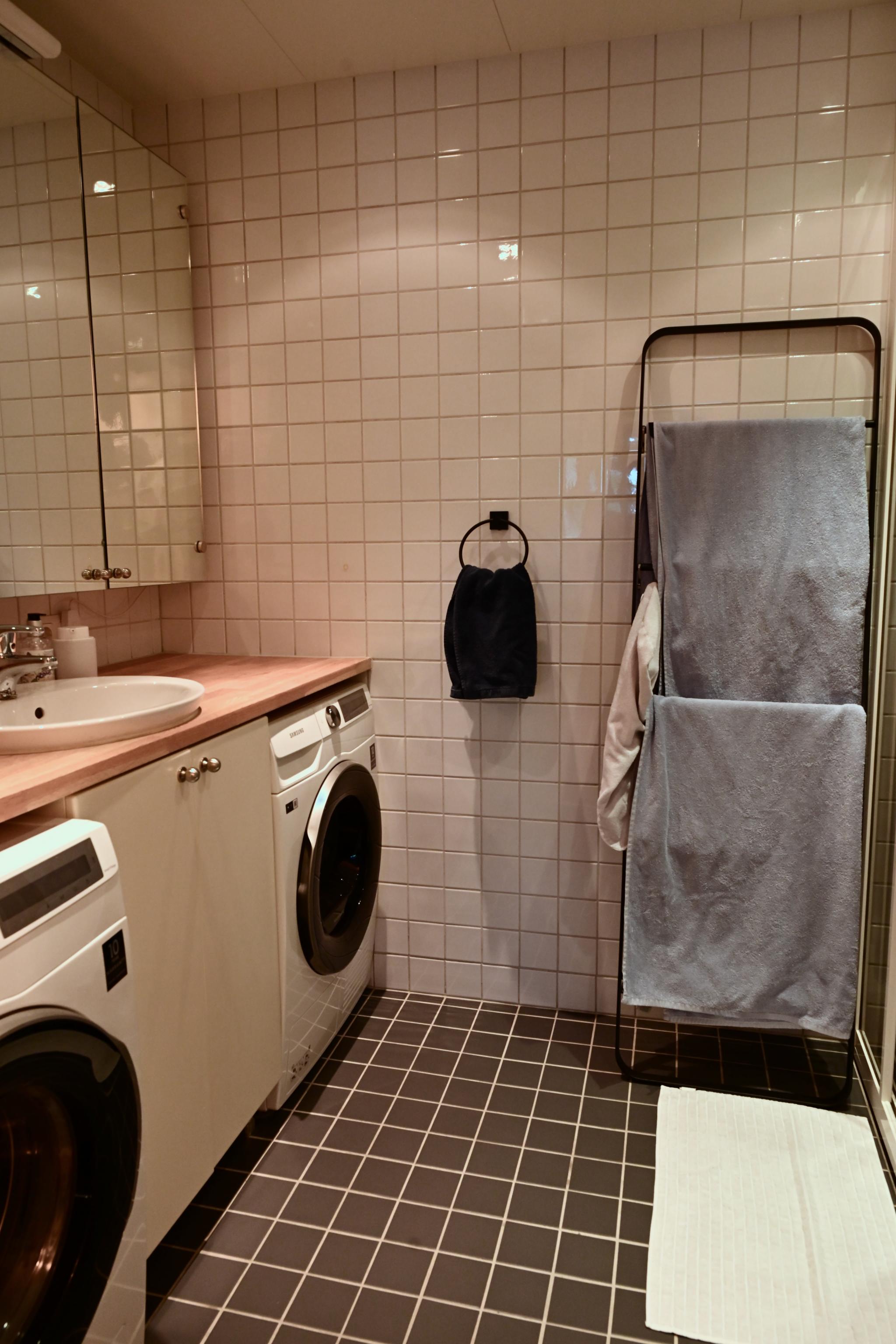 Baderom med vaskemaskin og tørketrommel.