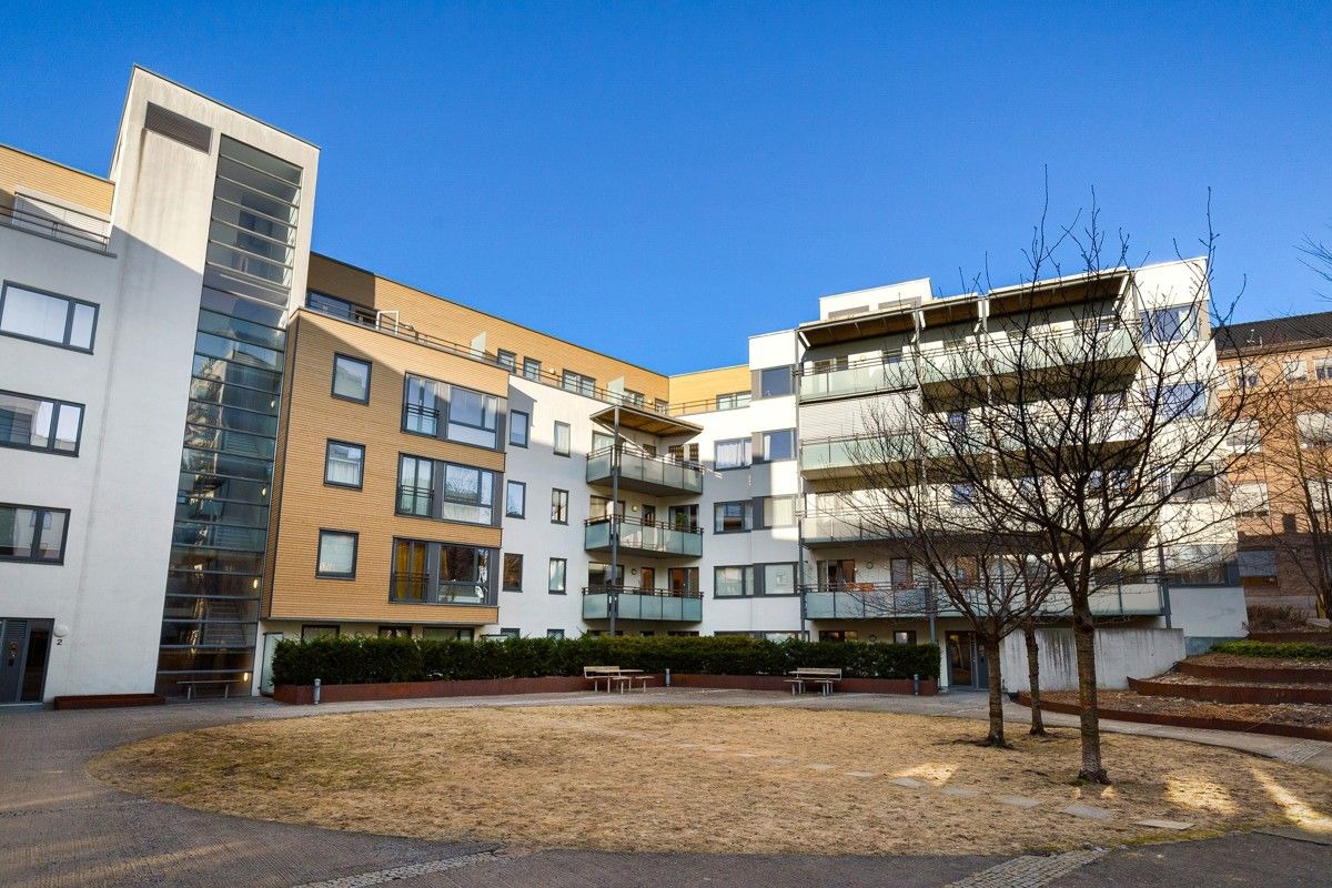 Indre gårdsrom på vinteren, inngang til 3. etg. Leiligheten har den midterste balkongen