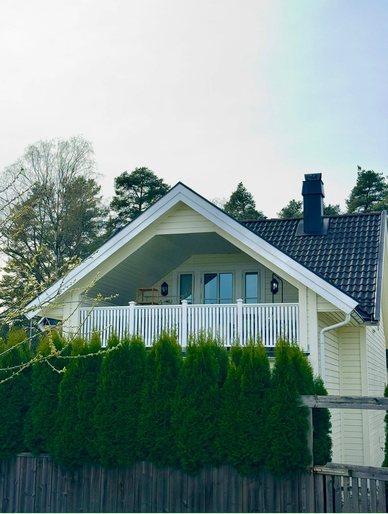 Husets bakside, med overbygd varanda ut fra hovedsoverommet