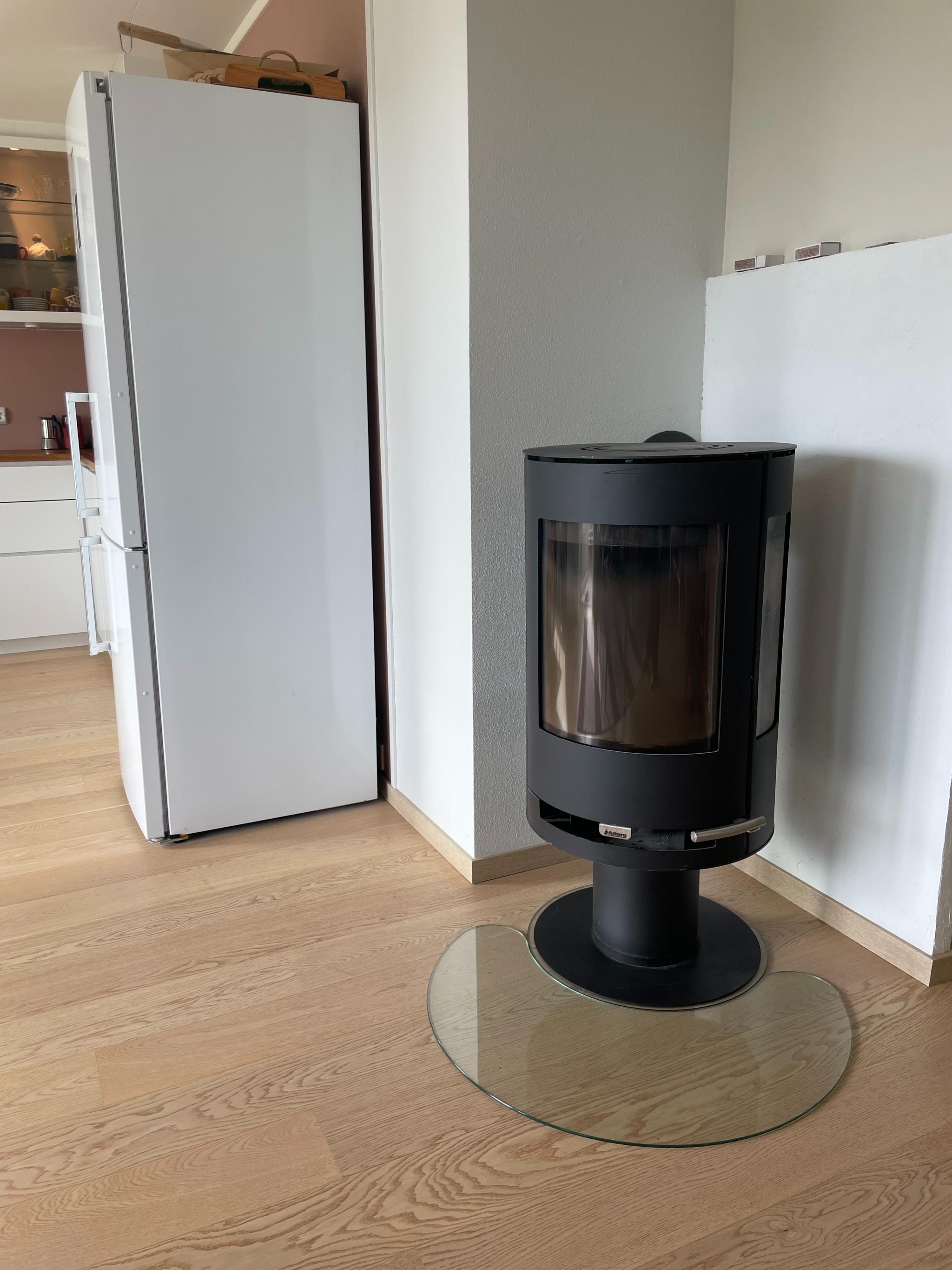 Rentbrennende og effektiv vedovn installert i 2018. Gir svært god varme på kjølige dager.