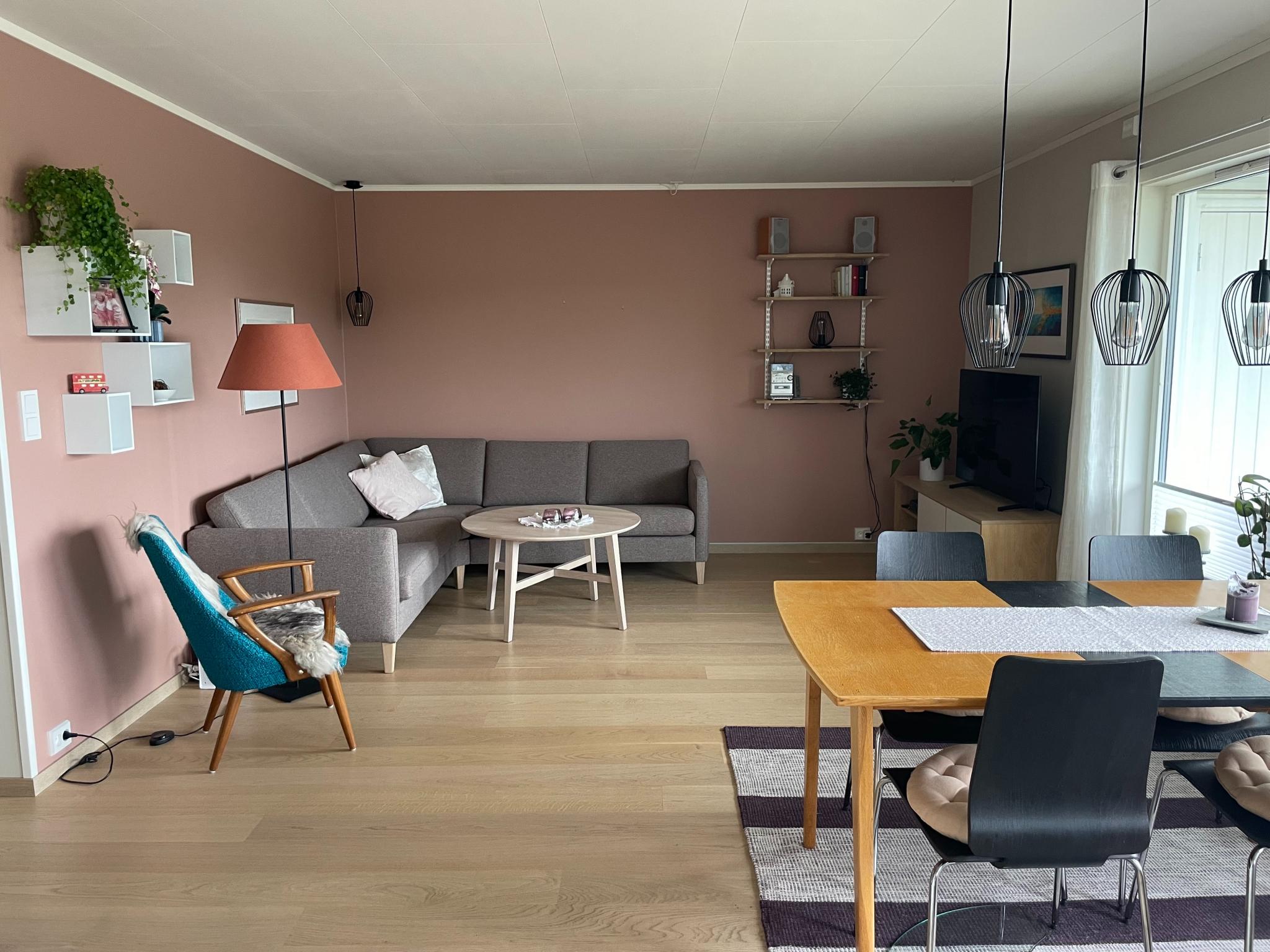 Stue sett fra kjøkkenet. God plass til sofa/sittegruppe (Sofaen på bildet måler 238x238 mm).