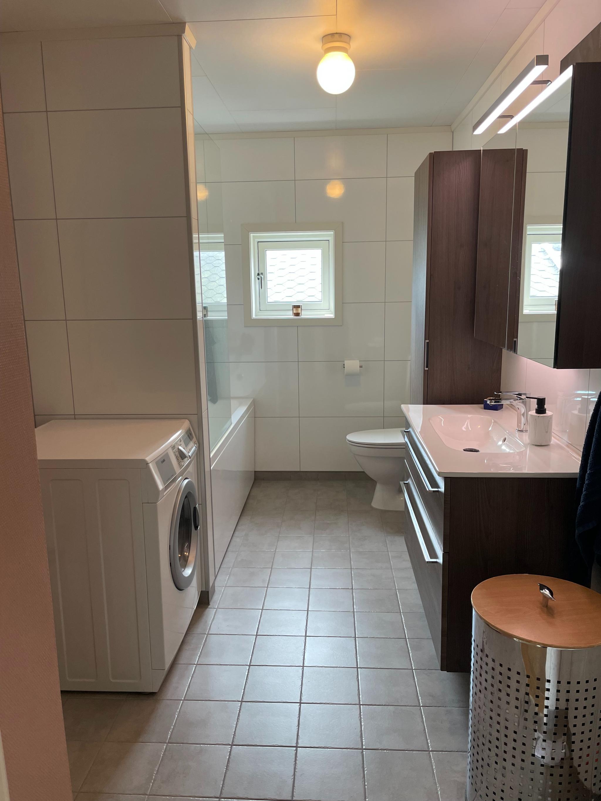 Bad renovert i 2019. Kombinert vaskemaskin/tørketrommel medfølger. Godt med oppbevaringsplass i skap. Badekar innerst til venstre.