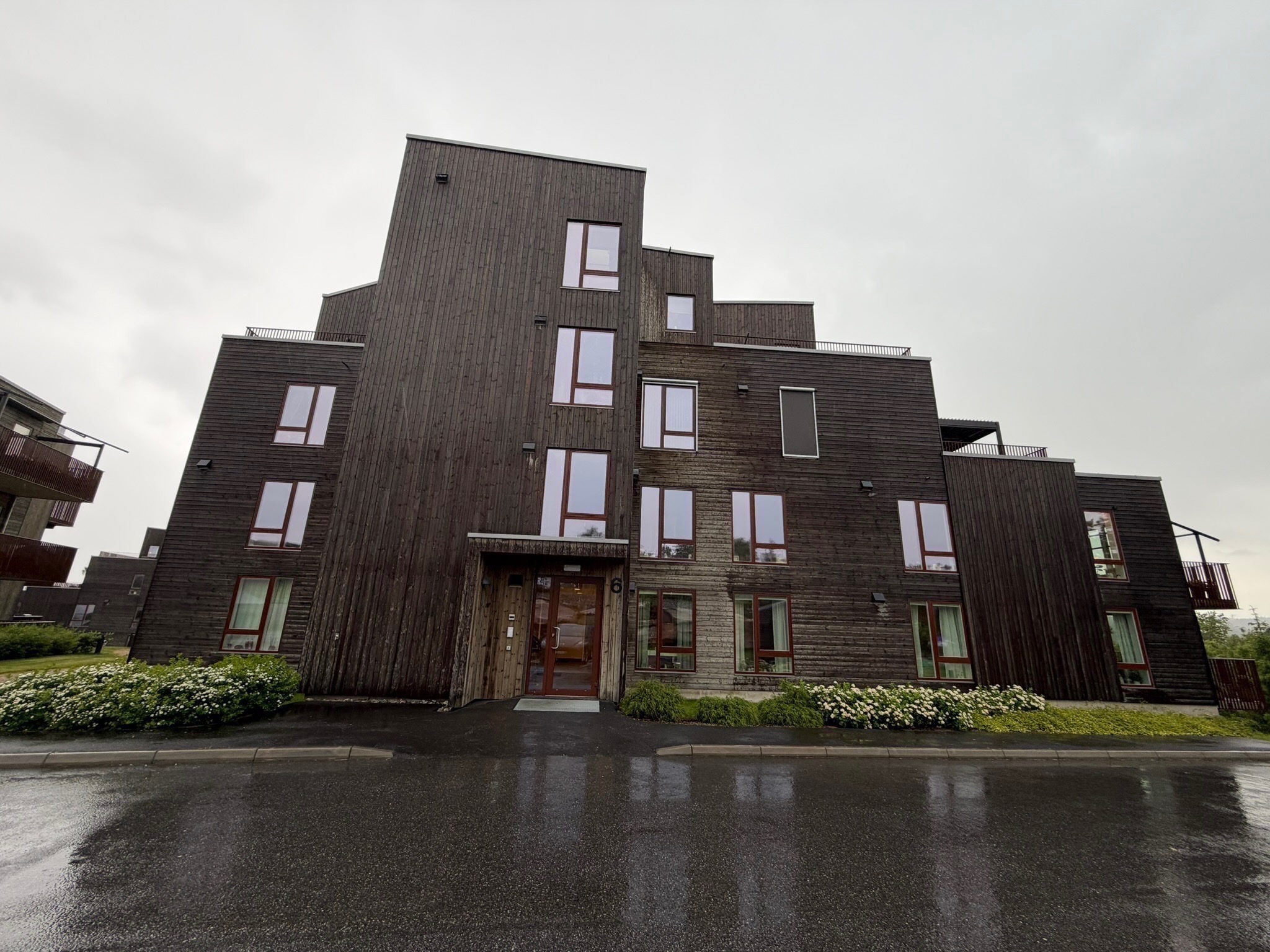 Utsiden av blokken (Pettersandlia 6) i borettslaget. Inngang til blokken. 
