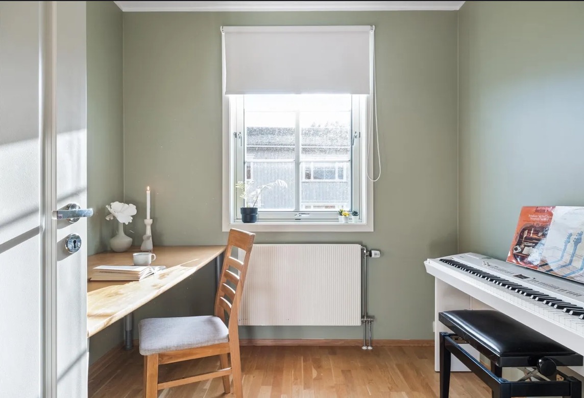 Soverom nr 2. 
Nå brukt som kontor, men god plass til seng.