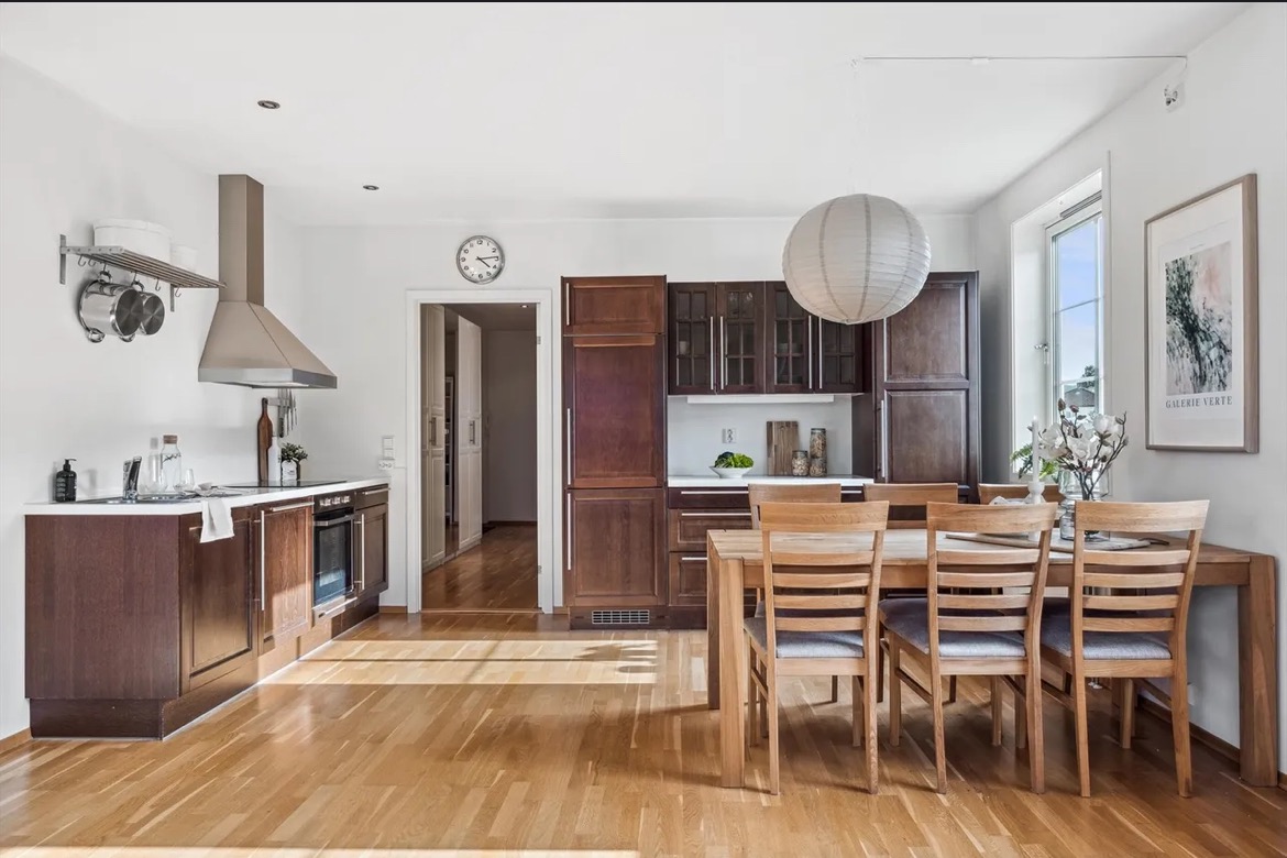 Godt utstyrt kjøkken med 1 år gamle hvitevarer