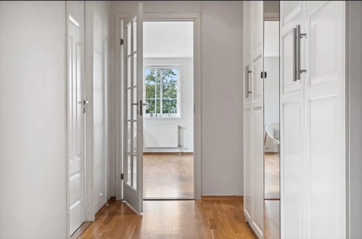 Romslig gang med mye skapplass til oppbevaring