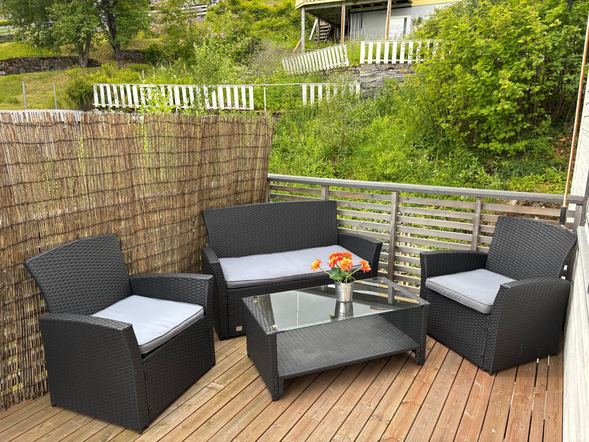 Veranda med god plass til sittegruppe.