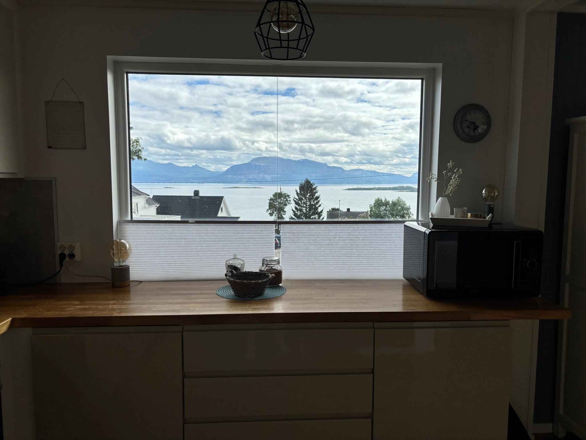 Utsikt fra kjøkkenet.