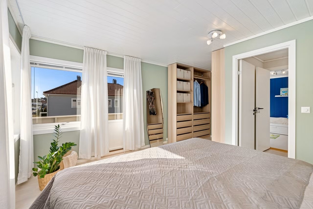 Hovedsoverommet er stort og praktisk med egen walk-in-garderobe og balkong med morgensol