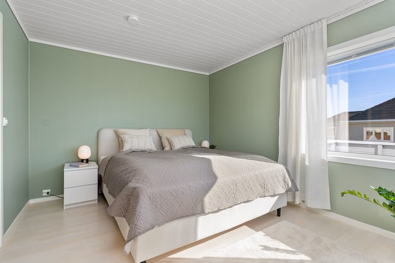 Hovedsoverommet er stort og praktisk med egen walk-in-garderobe og balkong med morgensol