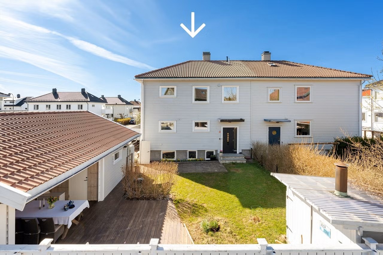 Uteområdet og hagen er skjermet og har sol store deler av døgnet