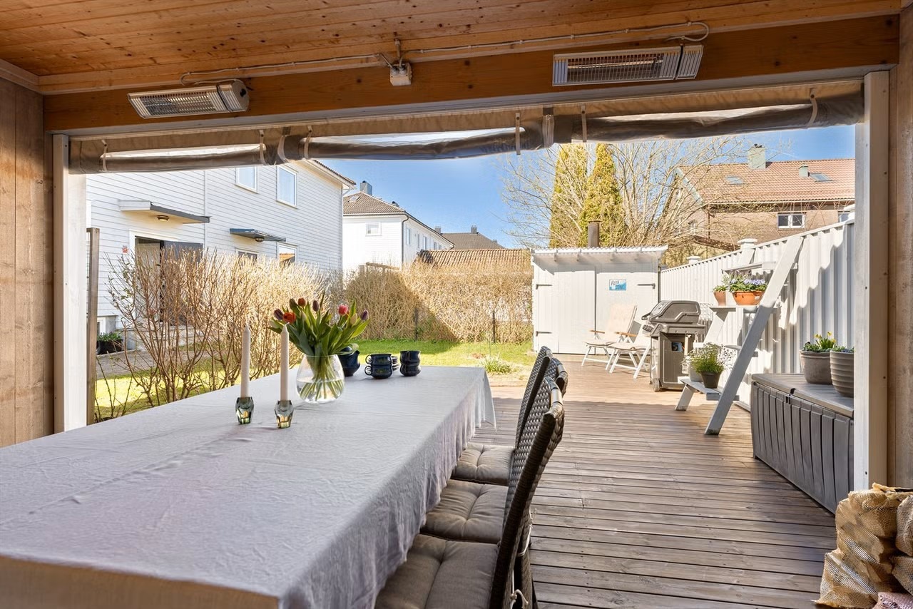 Hagestuen er lun og skjermet, har to effektive varmelamper og er et ypperlig område for hagefester og barneselskap