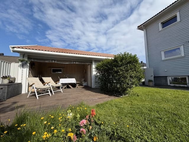 Hagestuen er et populært samlingssted i løpet av våren, sommeren og høsten. Plattingen har sol store deler av dagen, og fra 16-tiden er hele hagen fylt med sol.