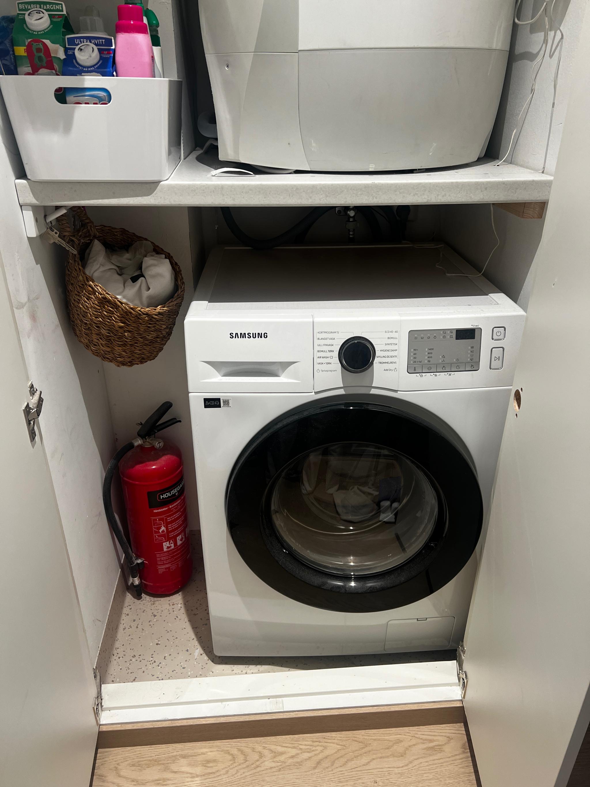 Skap i gang med vaskemaskin (kombi), varmtvannsbereder og hyller med plass til vaskemidler ol. 