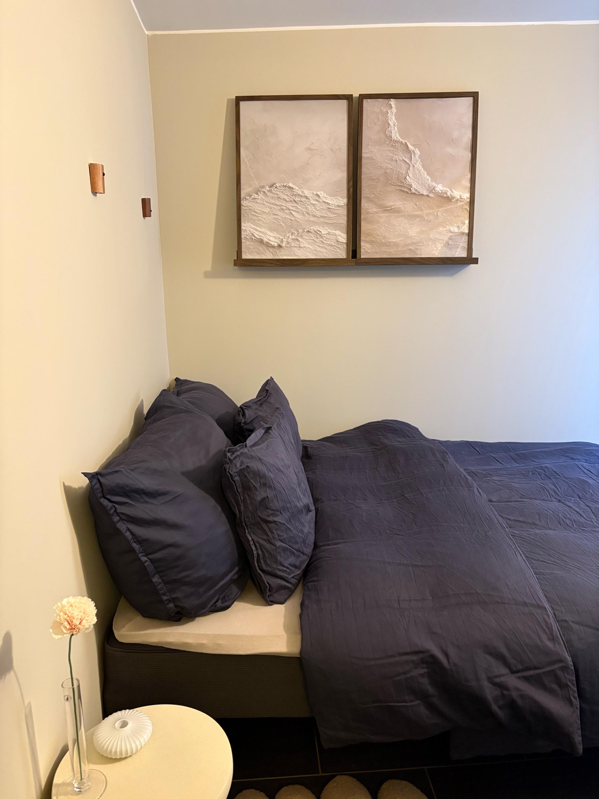 soverom nr 1 med 150cm seng og dobbeltskap