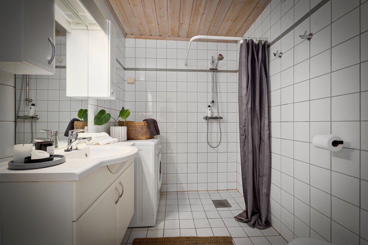 Flislagt bad med opplegg for vaskemaskin. 