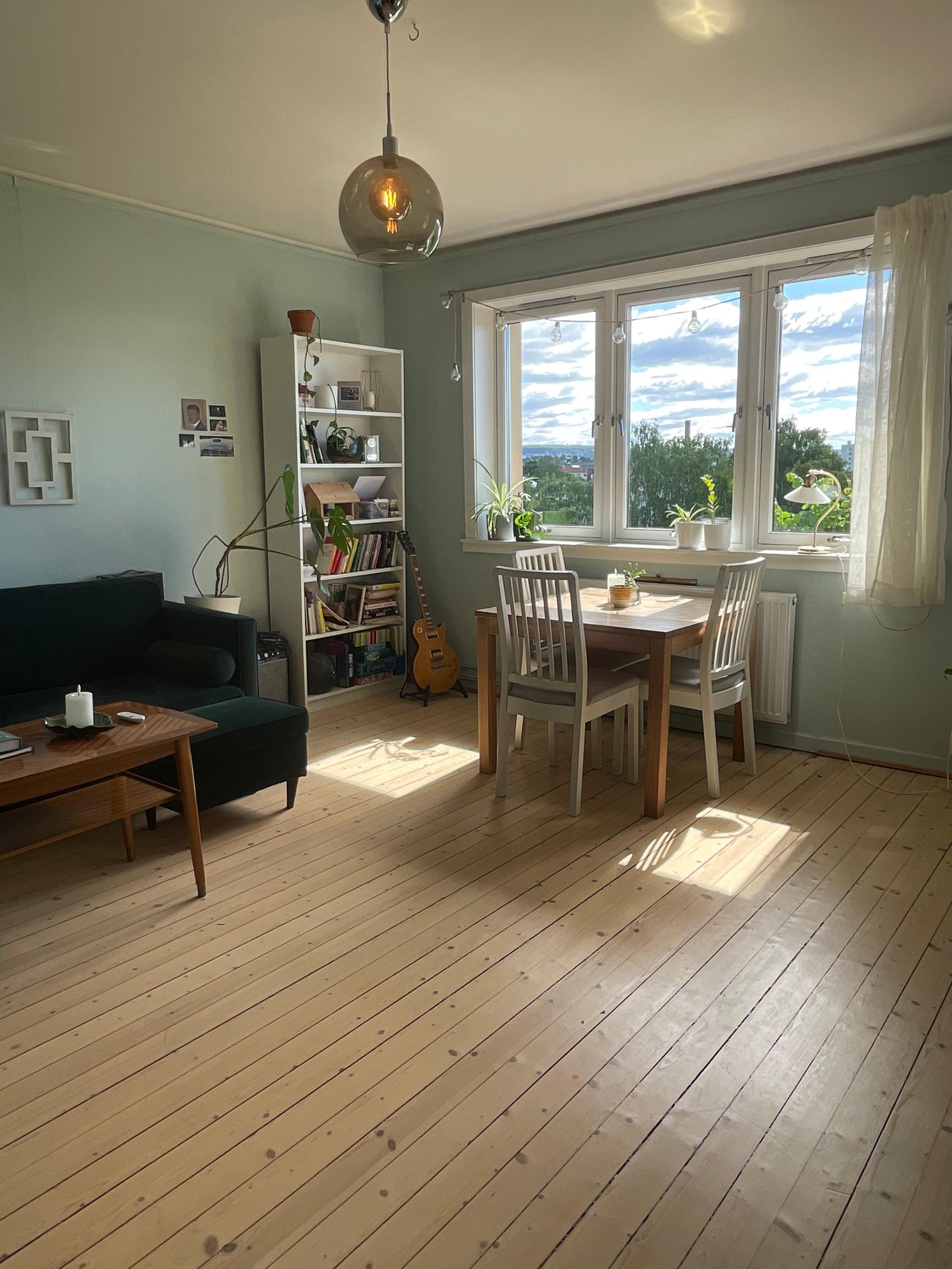 Det er god plass i stuen til både spisestue og sofakrok