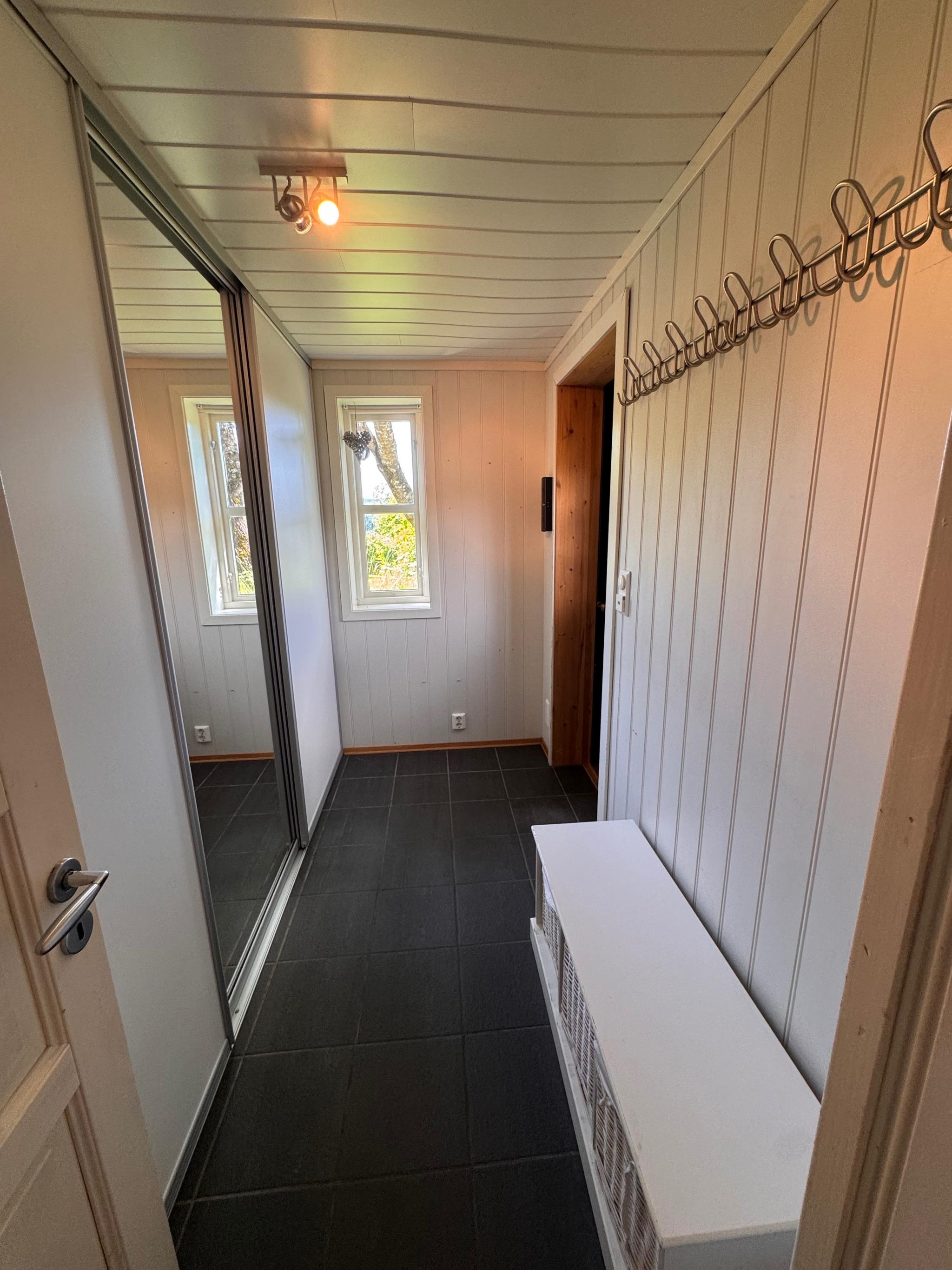 Gang med skyvedørsgarderobe