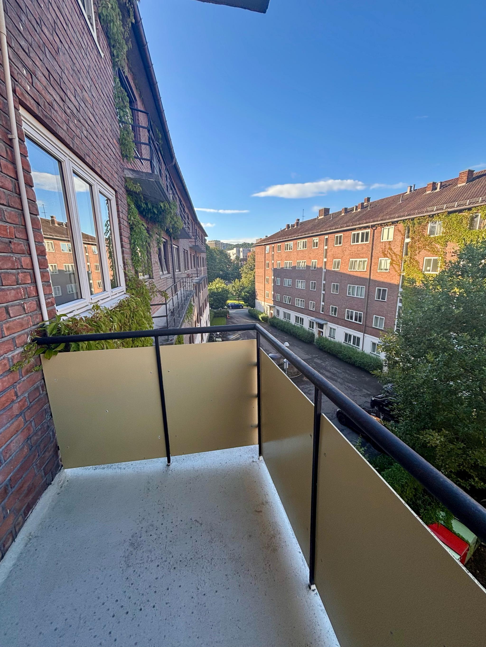 Sydvestvendt balkong. Bilde tatt på morgenen.