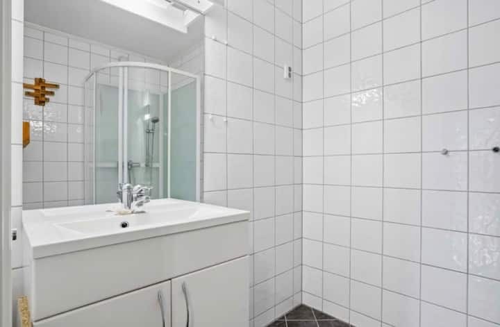 Bad (det er lagt inn vaskemaskin). Separat totalett. 