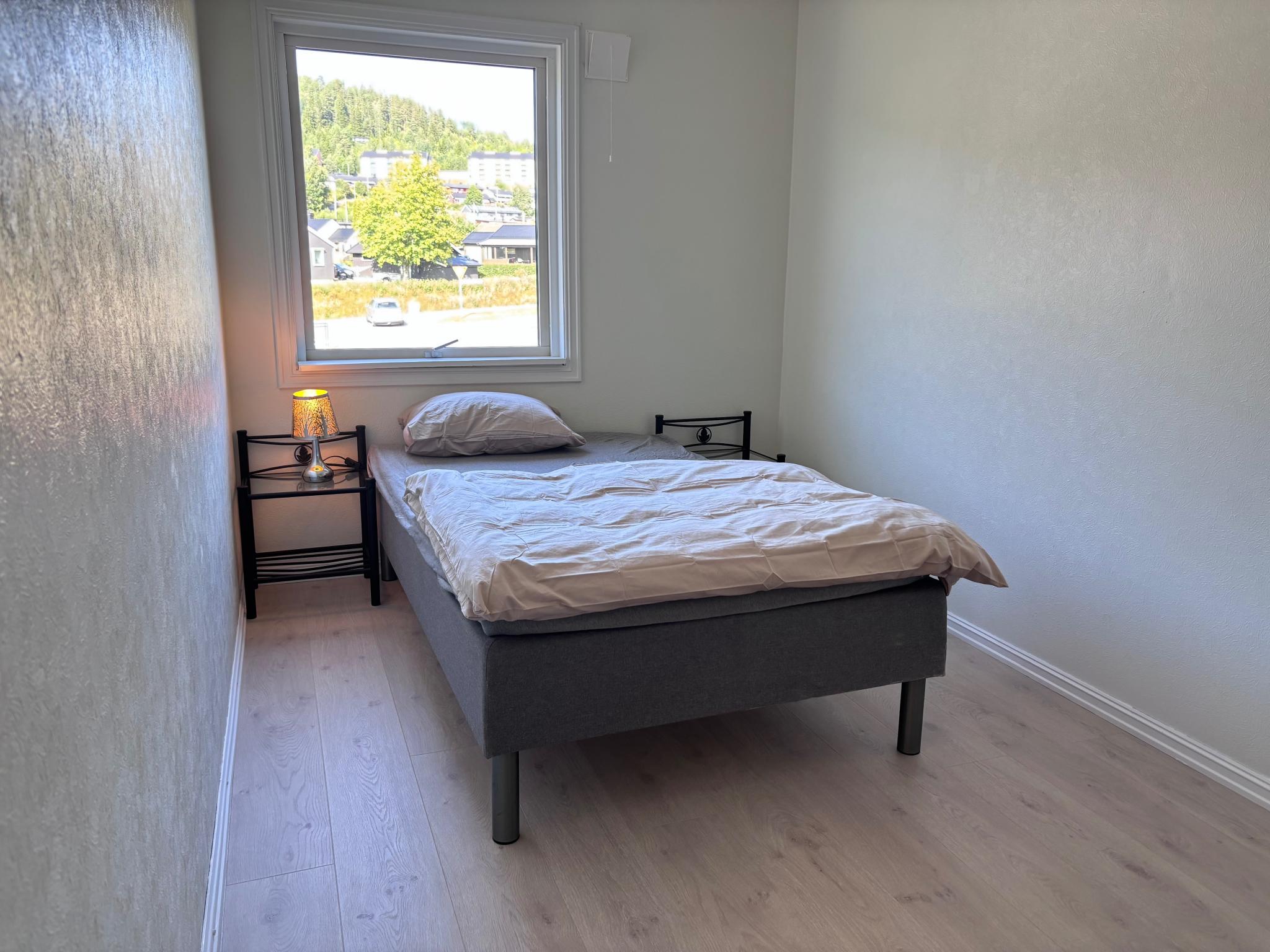 Soverom med god plass til skrivebord og nattbord etc. 