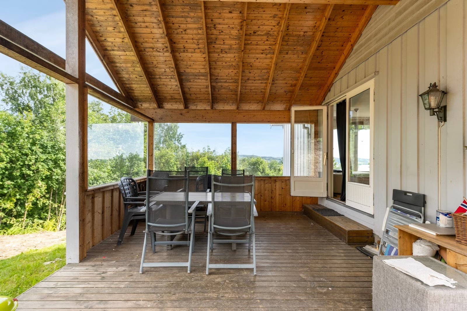 Innbygget terrasse forlenger vår, sommer og -høstsesongen. Grillen står klar!