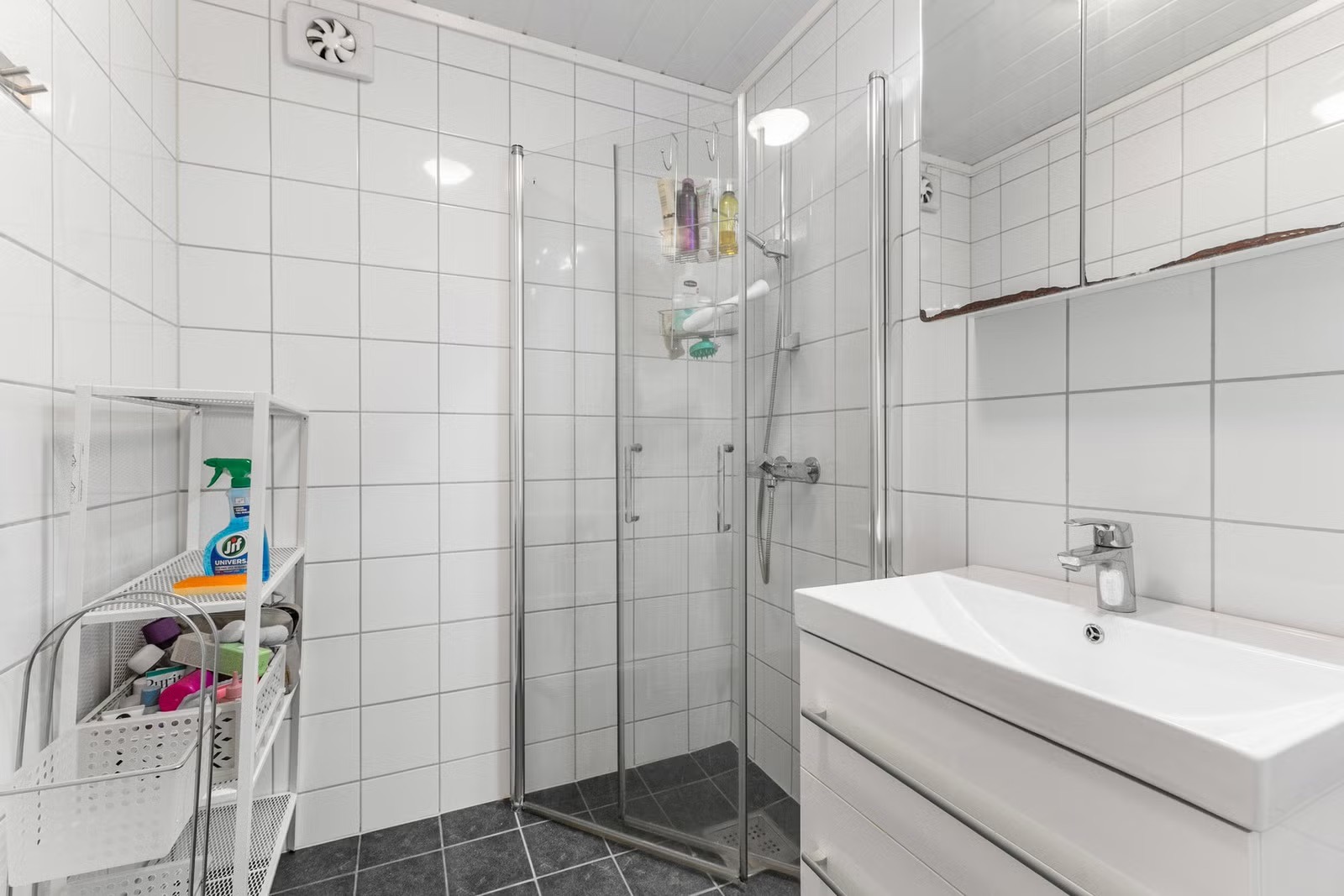Boligen har to bad og ett separat toalettrom.