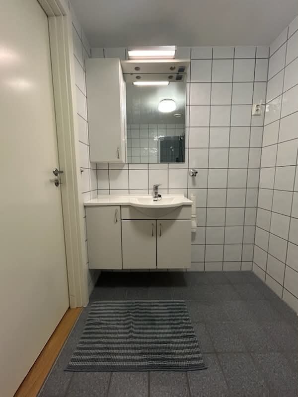 Bad og vaskemaskin blir installert til  høyre for vasken