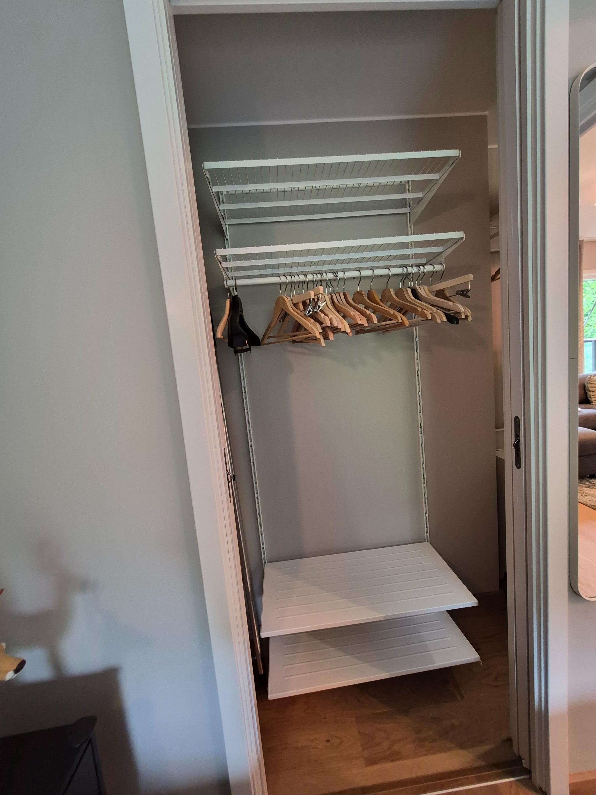Utsikt fra soverom til garderobe