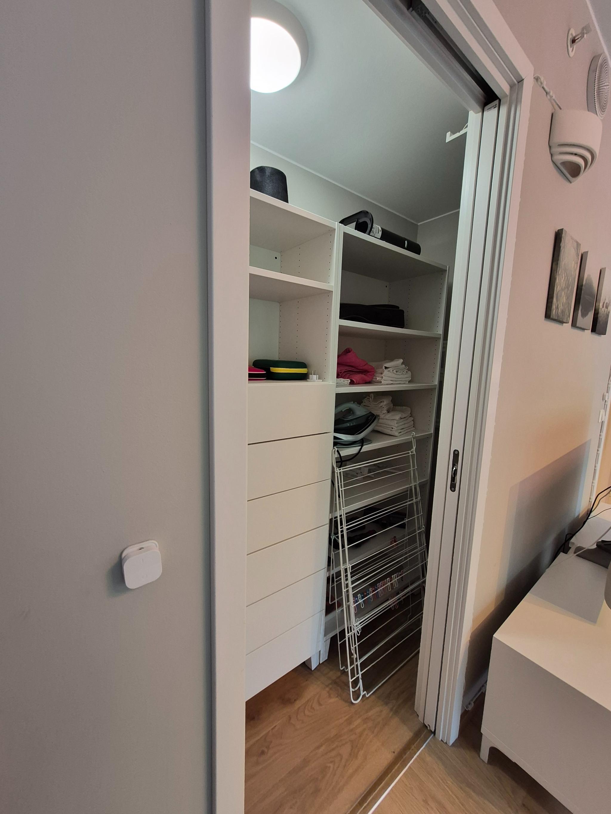 Utsikt fra stue til garderobe rom