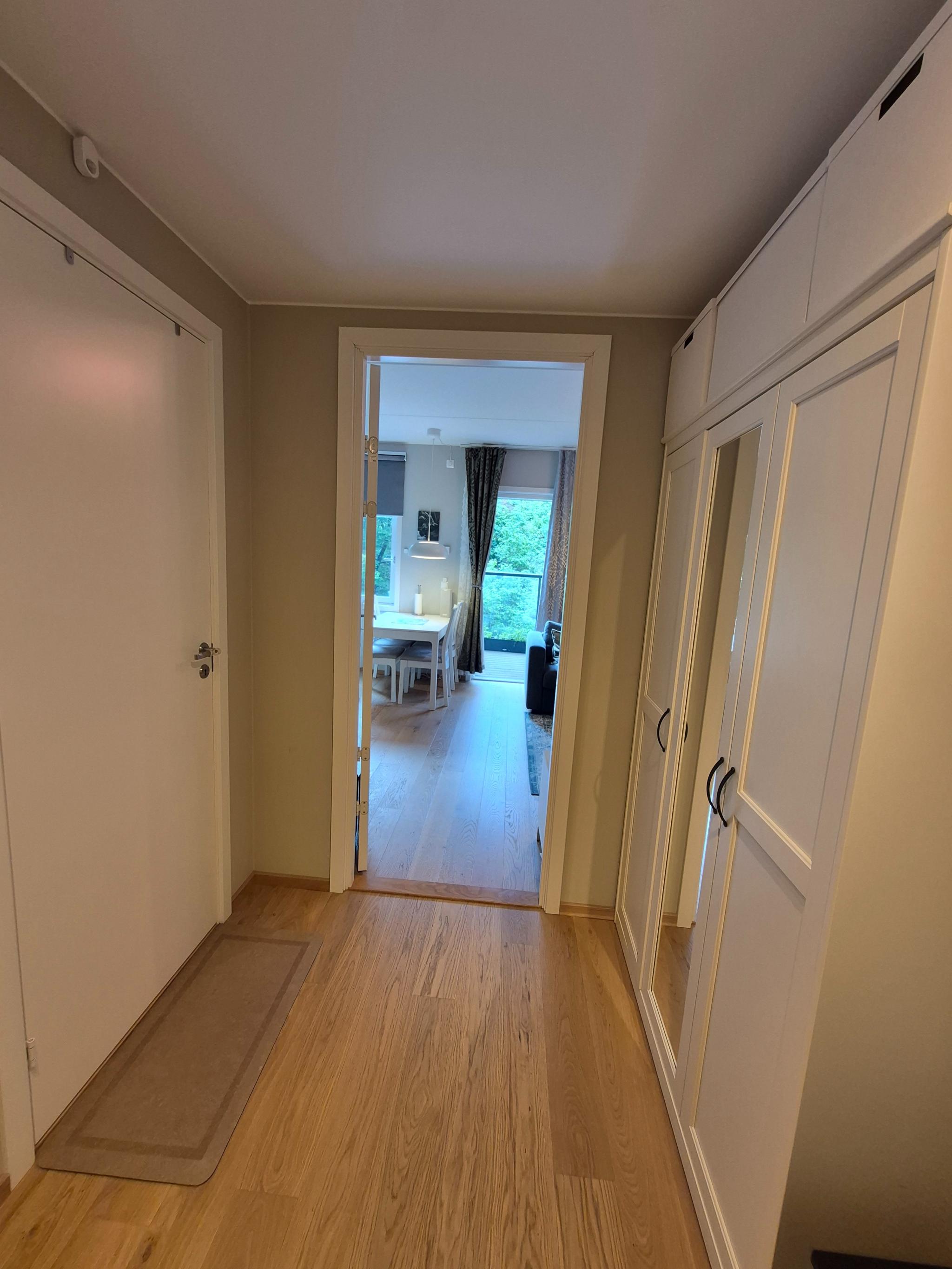 Inngang med utsikt mot stue