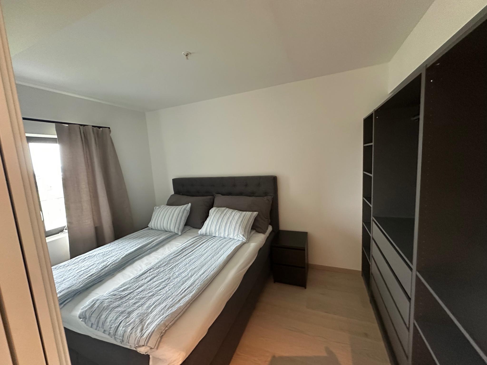 Soverom 1 med 180x200 seng og garderobeskap med rikelig plass 