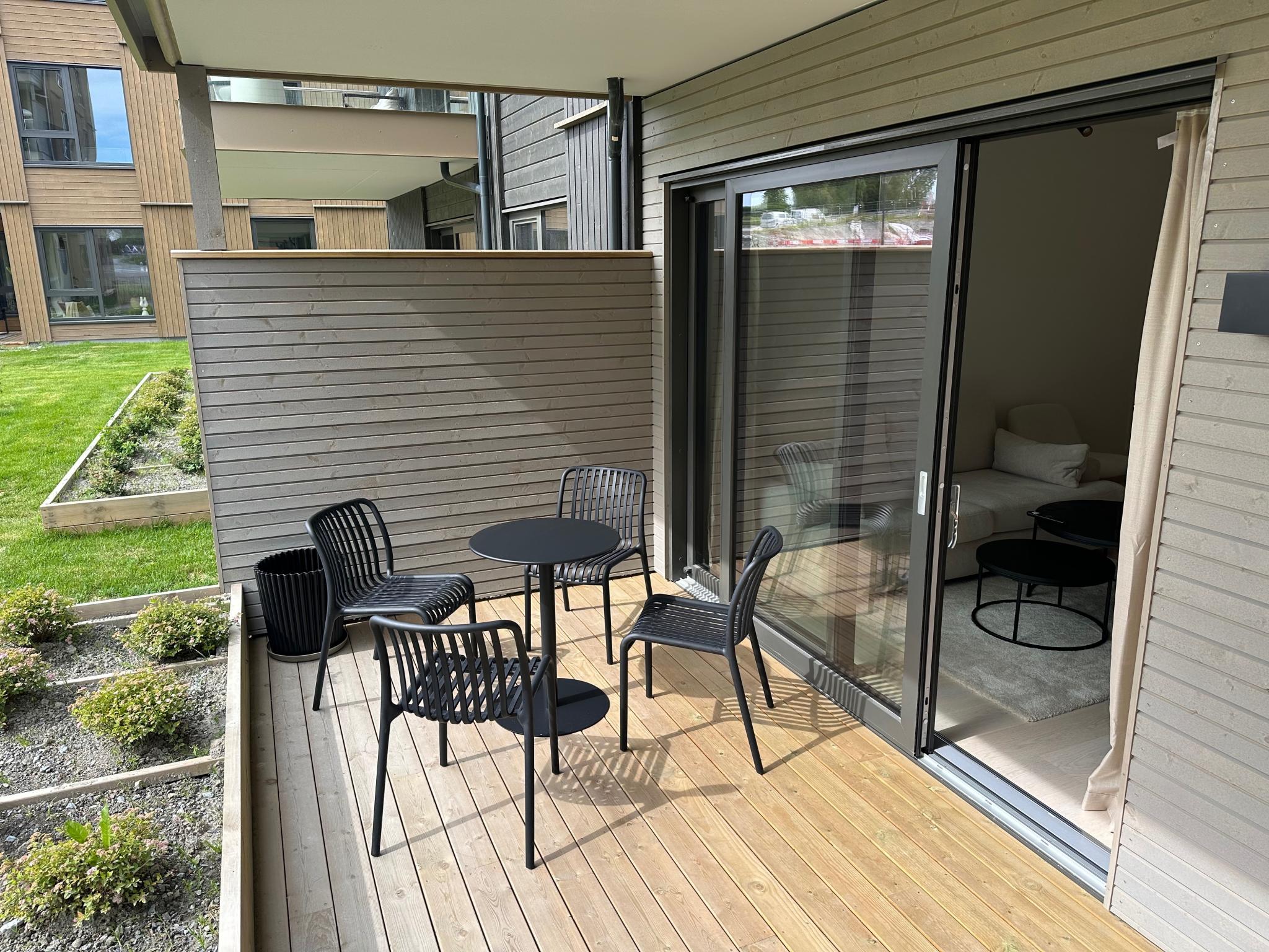 Delikat terrasse med utemøbler 