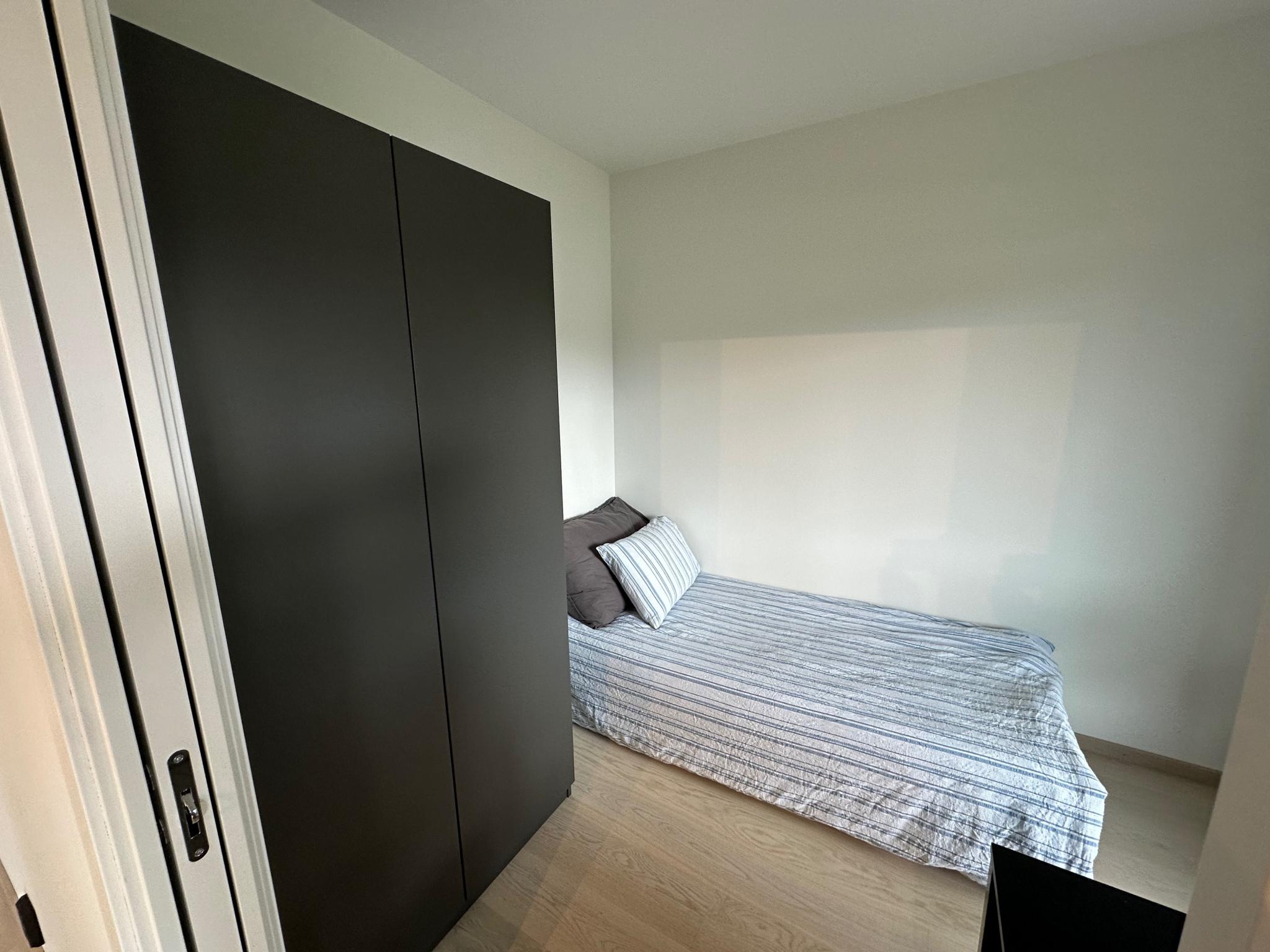 Soverom 2 med en 90x200 seng, pult og garderobe skap 