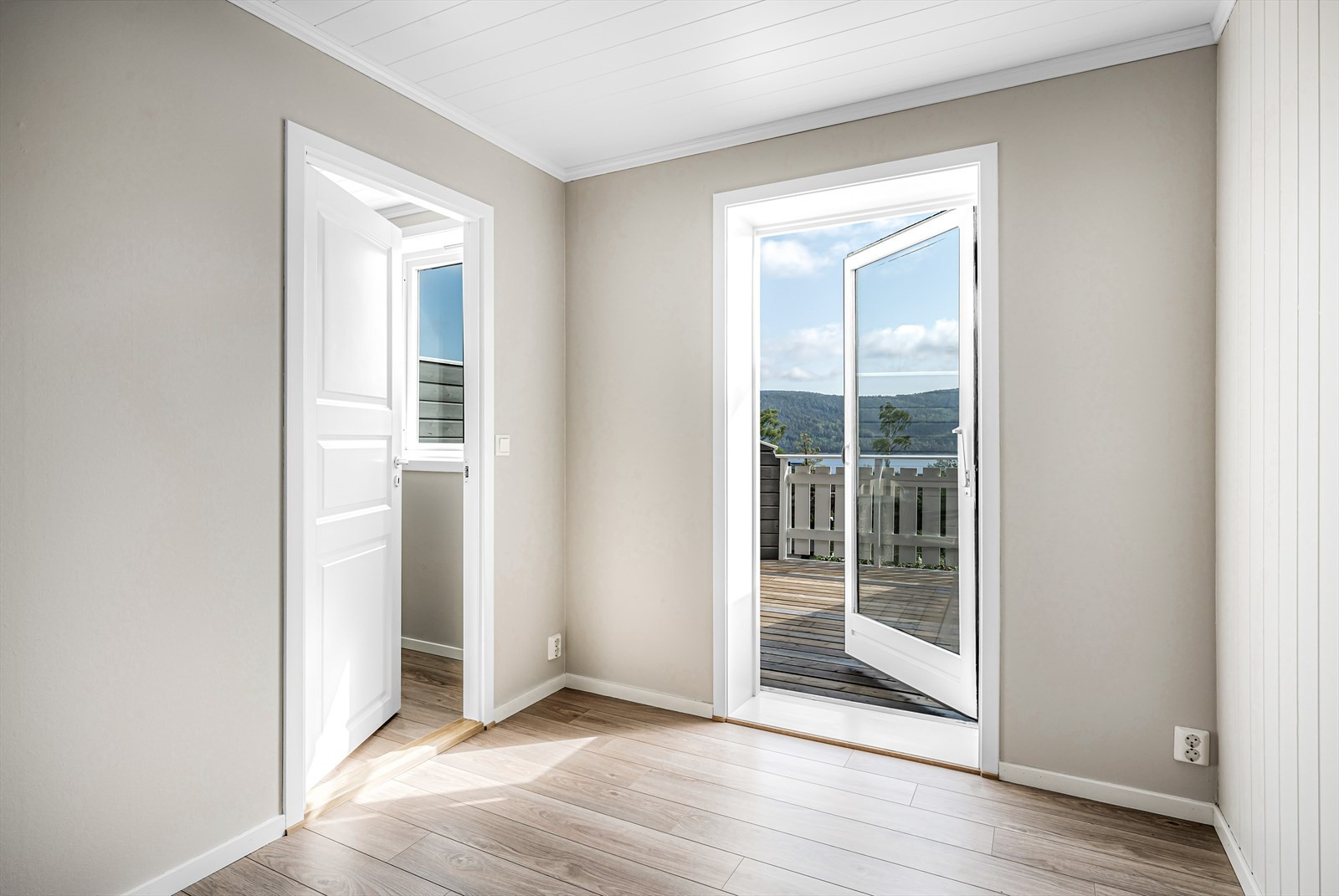 Soverom 2 er et lite gjesterom, barnerom eller kontor med utgang til terrasse
