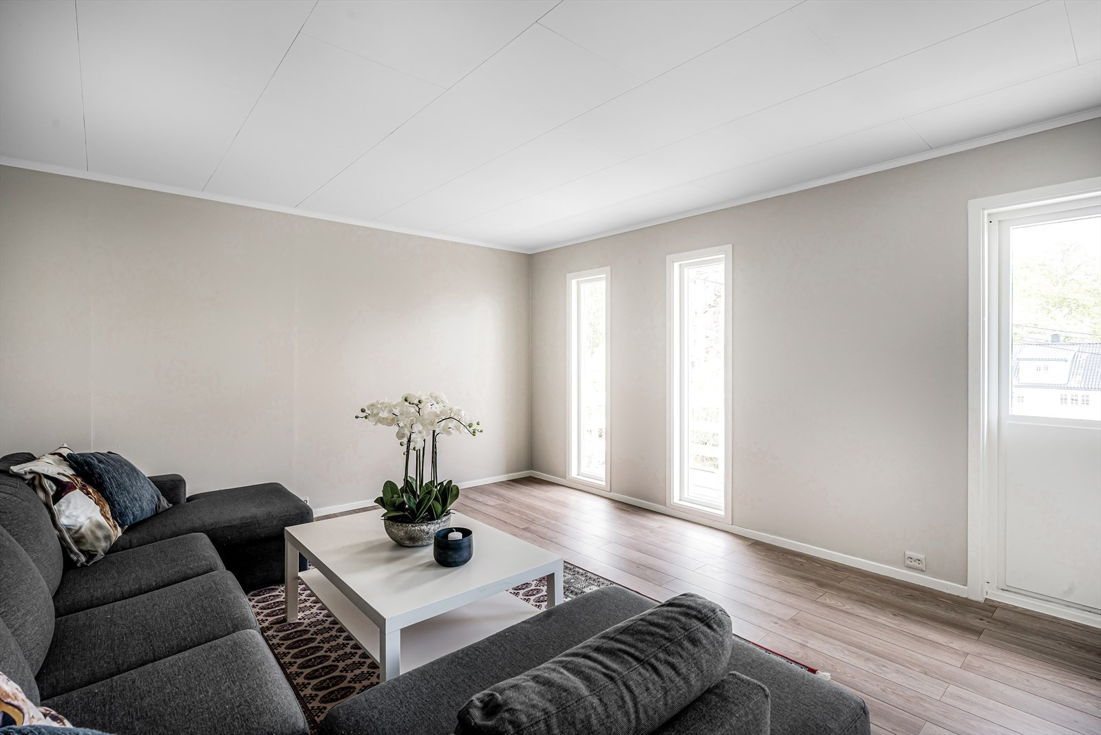 Stue i 2 etasje med utgang  til terrasse og utsikt mot hagen.