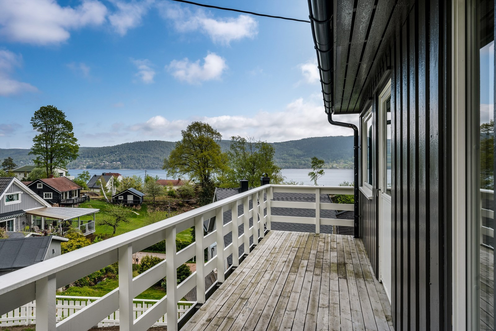 Egen terrasse med adkomst fra stue og utsikt mot hagen